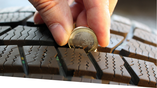 Die Reifenprofiltiefe lässt sich auch mit einer 1-Euro-Münze messen: Ist der goldene Rand nicht mehr durch das Reifenprofil verdeckt, muss der Reifen dringend gewechselt werden!